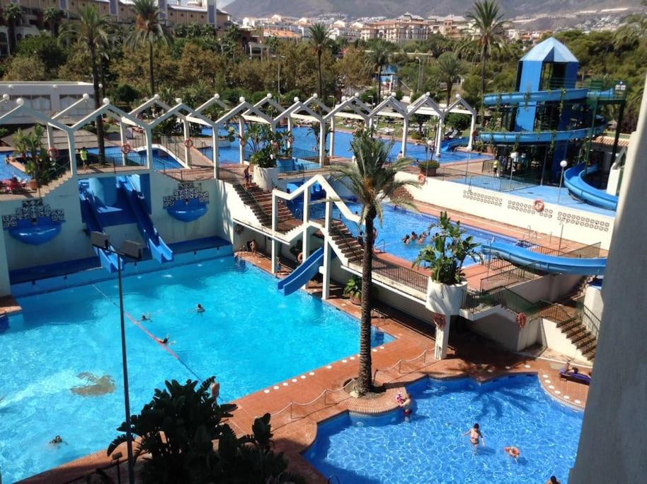 Basen w obiekcie LUX. FRONTBEACH-TERRACE. 5 POOLS.TV. 2 A.C.NETFLIX lub w pobliżu