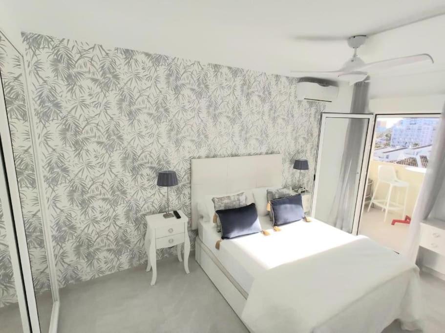 Łóżko lub łóżka w pokoju w obiekcie LUX. FRONTBEACH-TERRACE. 5 POOLS.TV. 2 A.C.NETFLIX