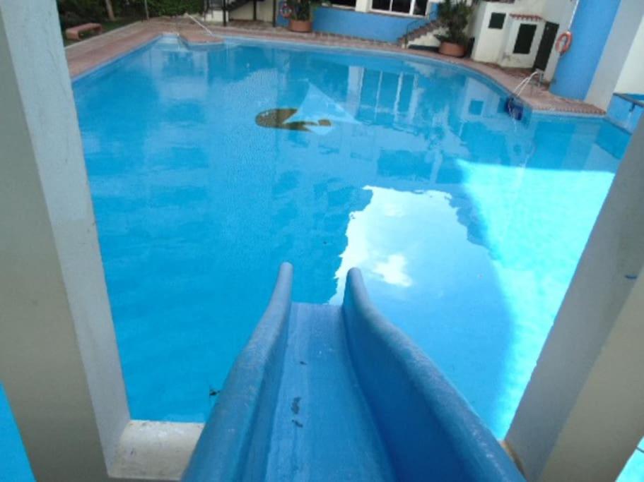 Basen w obiekcie LUX. FRONTBEACH-TERRACE. 5 POOLS.TV. 2 A.C.NETFLIX lub w pobliżu