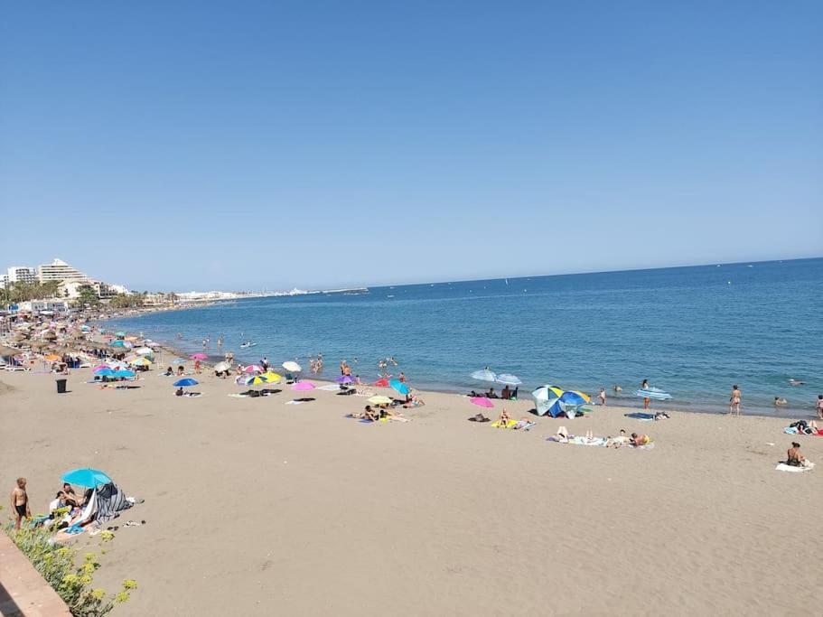 duża grupa ludzi na plaży w obiekcie LUX. FRONTBEACH-TERRACE. 5 POOLS.TV. 2 A.C.NETFLIX w mieście Benalmádena