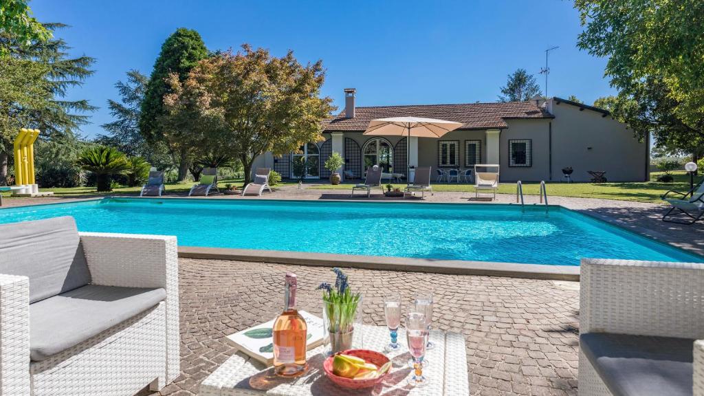 una piscina di fronte a una casa di VILLA RASENA 6, Emma Villas a Civita Castellana