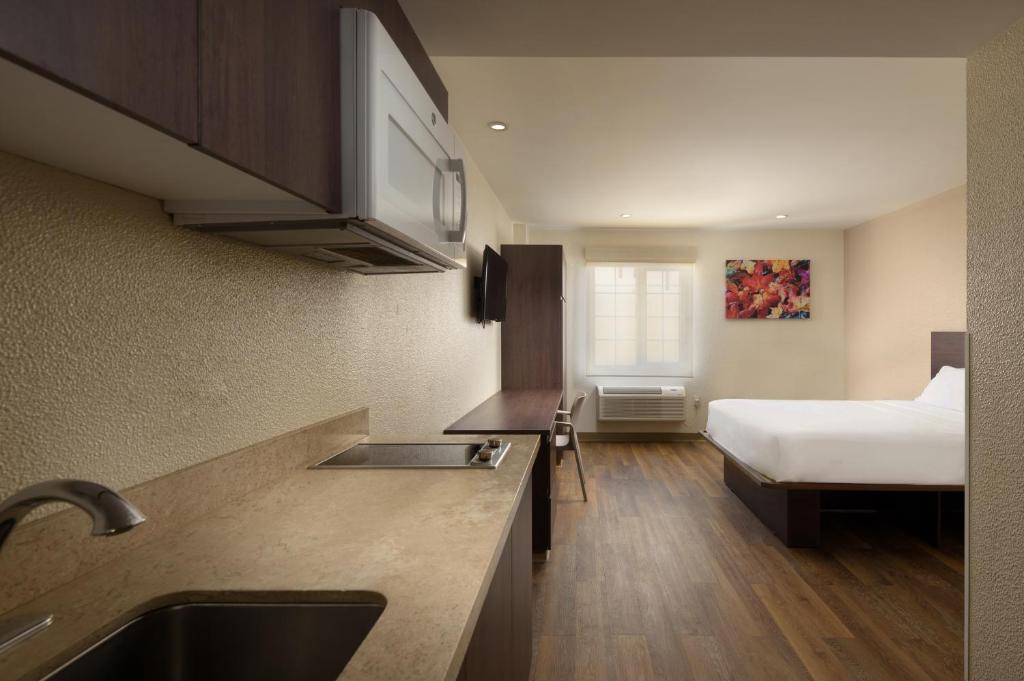 Postel nebo postele na pokoji v ubytování Extended Suites Chihuahua La Juventud
