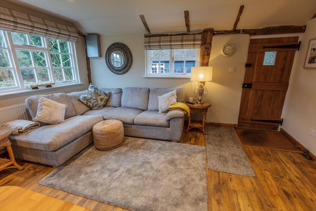 ein Wohnzimmer mit einem Sofa und einem Tisch in der Unterkunft Halfmoon Lodge @ Knights Hole wheelchair access in Cranbrook