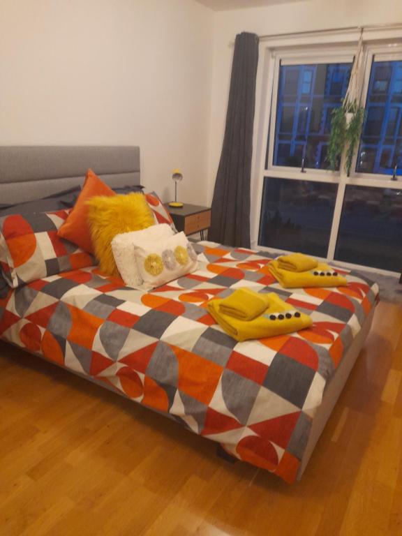 Una cama con animales de peluche encima. en Fistral beach apartment en Newquay