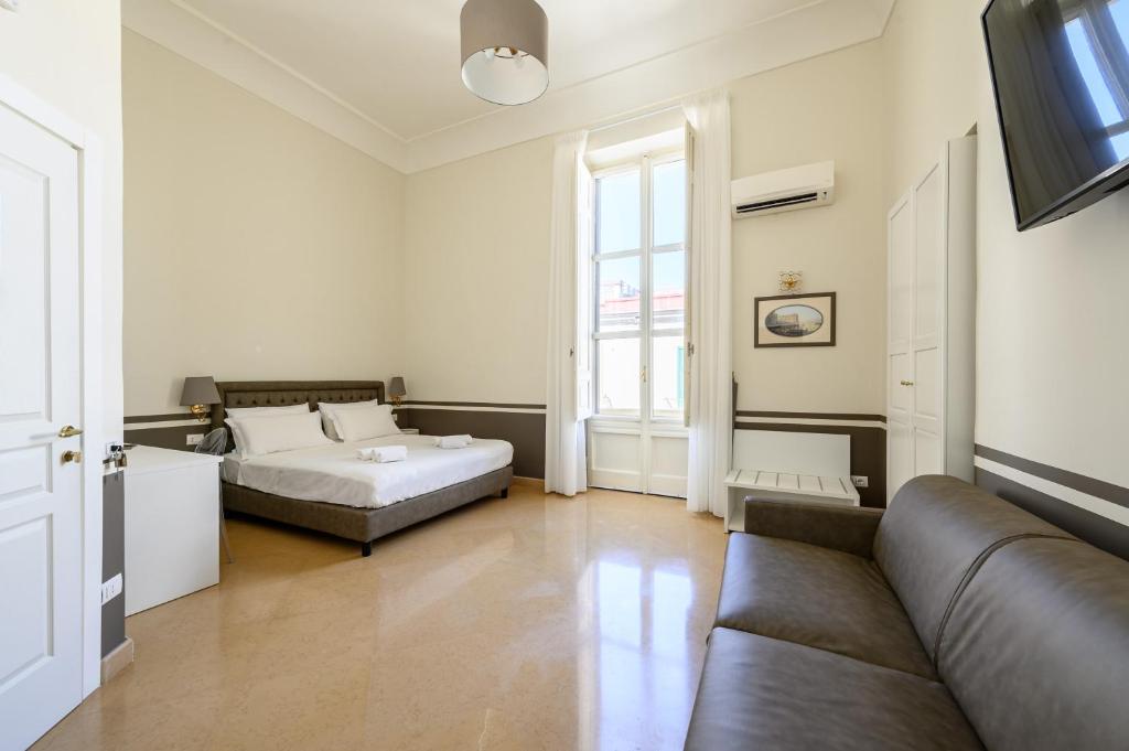 ein Wohnzimmer mit einem Bett und einem Sofa in der Unterkunft Residenza Molinari Suite in Neapel