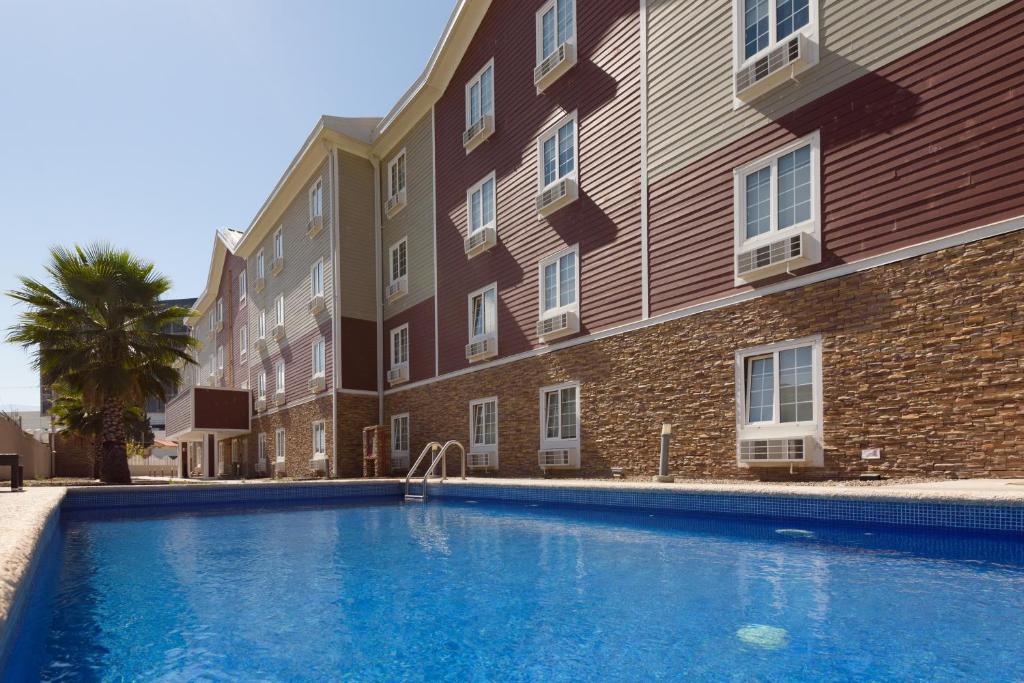 Bazén v ubytování Extended Suites Saltillo Galerías nebo v jeho okolí