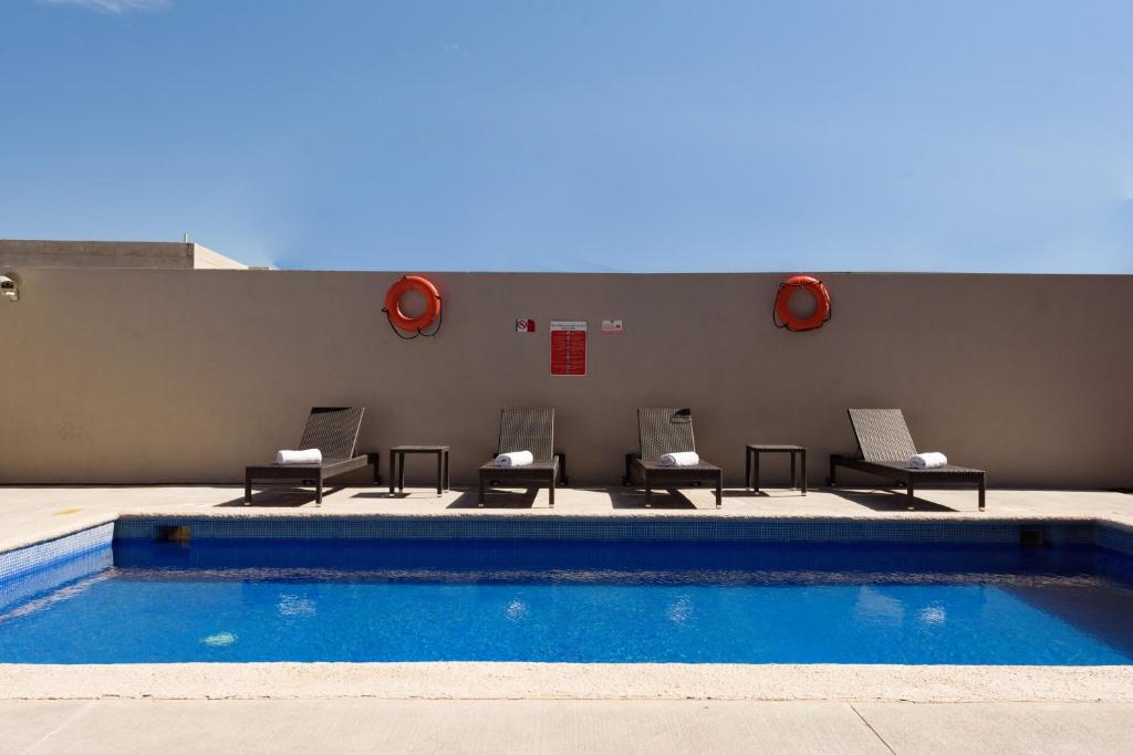 Bazén v ubytování Extended Suites Saltillo Galerías nebo v jeho okolí