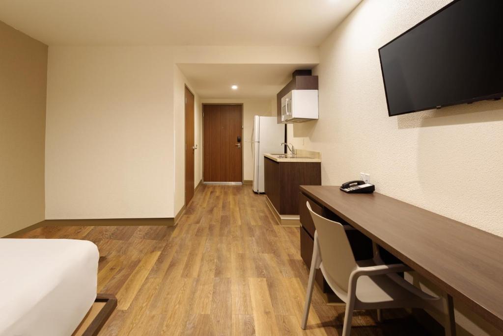 TV a/nebo společenská místnost v ubytování Extended Suites Saltillo Galerías