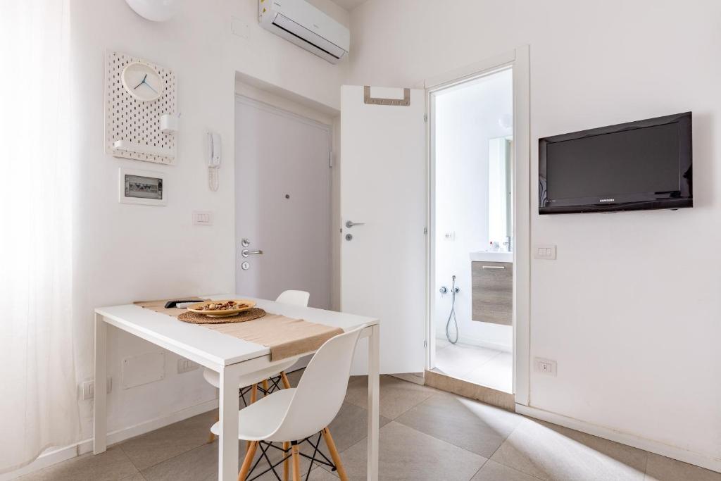 Televízia a/alebo spoločenská miestnosť v ubytovaní Cosy Studio with shared Terrace!