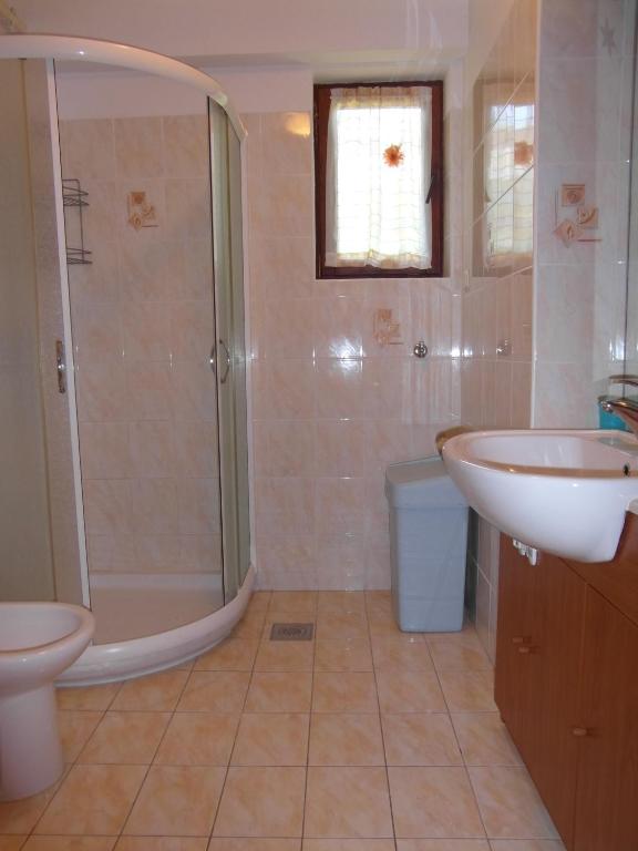 Kúpeľňa v ubytovaní Apartments Ida, 100 m from the beach