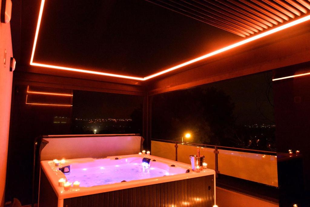 bañera grande en una habitación con ventana en SuiteDreams - Sky Suite - Liège, en Lieja