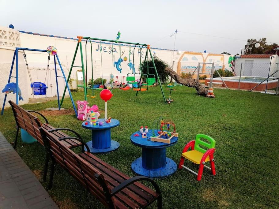 um parque com uma mesa e cadeiras e um parque infantil em Chiclana El Principito em Chiclana de la Frontera