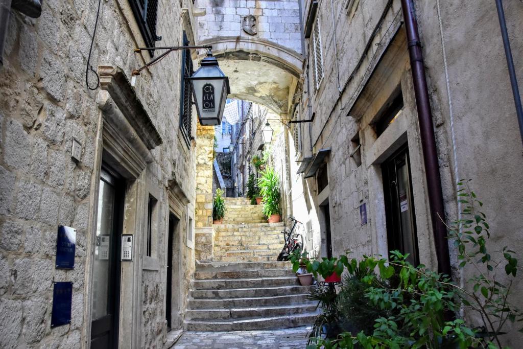 eine Gasse mit Treppen in einer Altstadt in der Unterkunft Celenga Apartments with free offsite parking in Dubrovnik