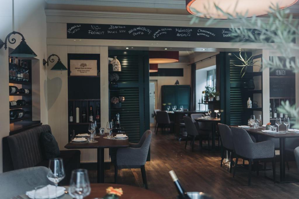Reštaurácia alebo iné gastronomické zariadenie v ubytovaní Boutique Hotel Adria