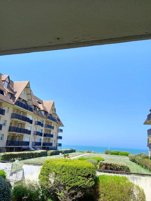 - un balcon offrant une vue sur l'océan dans l'établissement Appartement charmant avec vue sur la mer à Cabourg - 30 m², à Cabourg