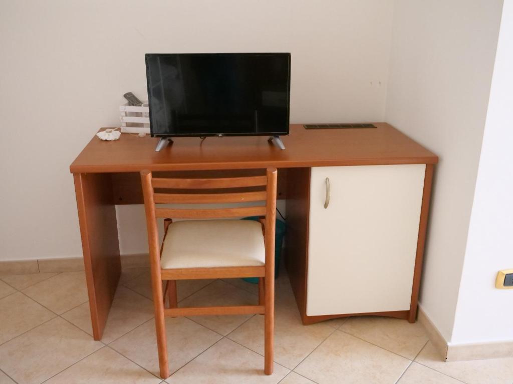 Televízia a/alebo spoločenská miestnosť v ubytovaní Grand Hostel Calabria