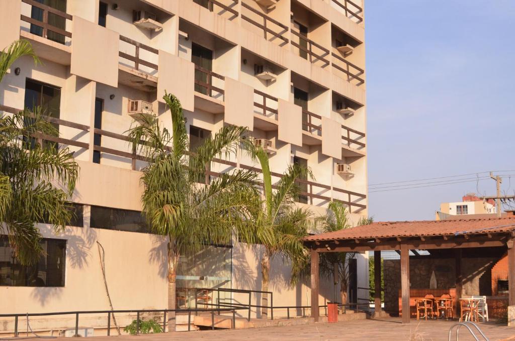 un edificio de apartamentos con un cenador frente a él en Tuti Bororô, en Rondonópolis
