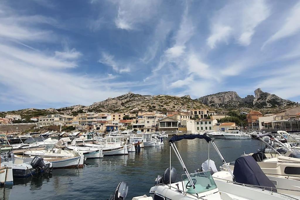 Um monte de barcos estão ancorados num porto. em Maison de village à 35 m du bord de mer em Marselha