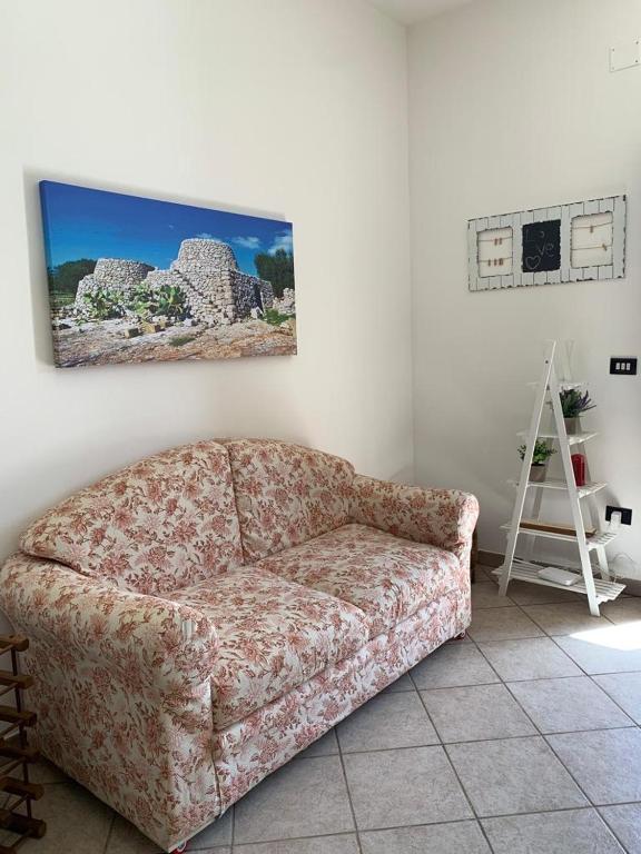 salon z kanapą i obrazem na ścianie w obiekcie CASALE SOFIA E MARIAGIULIA w mieście Alessano