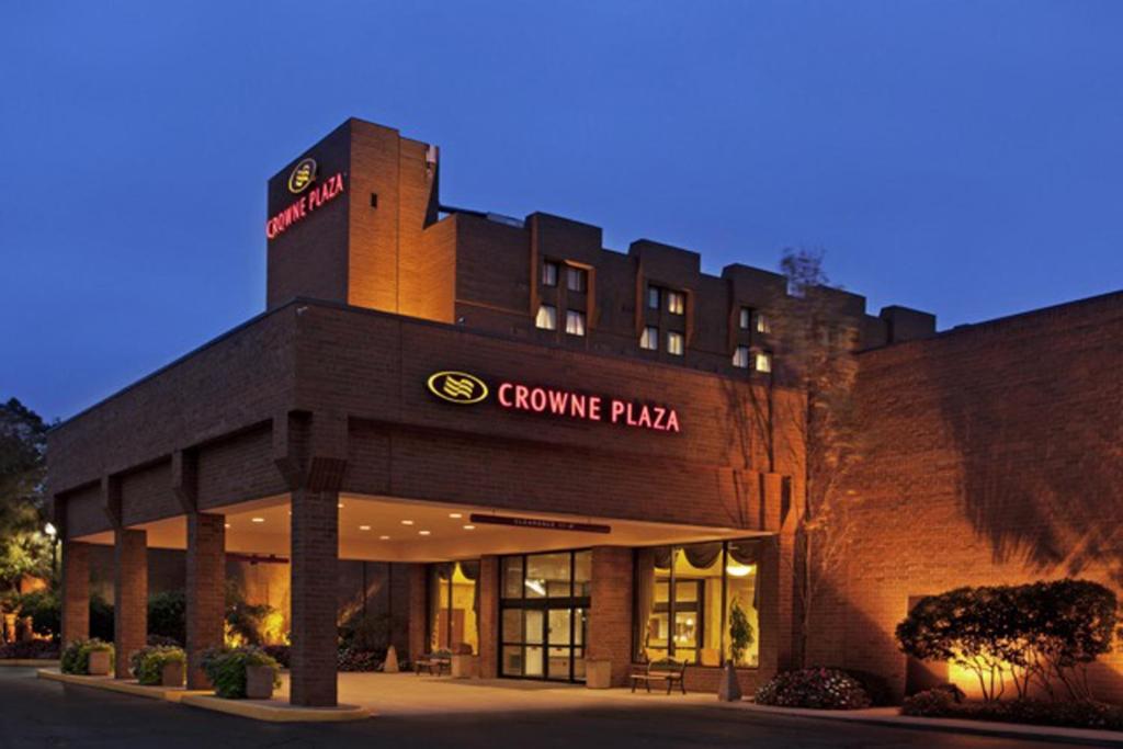 un edificio de ladrillo marrón con una señal de plaza corona en él en Crowne Plaza Columbus North - Worthington, an IHG Hotel en Columbus