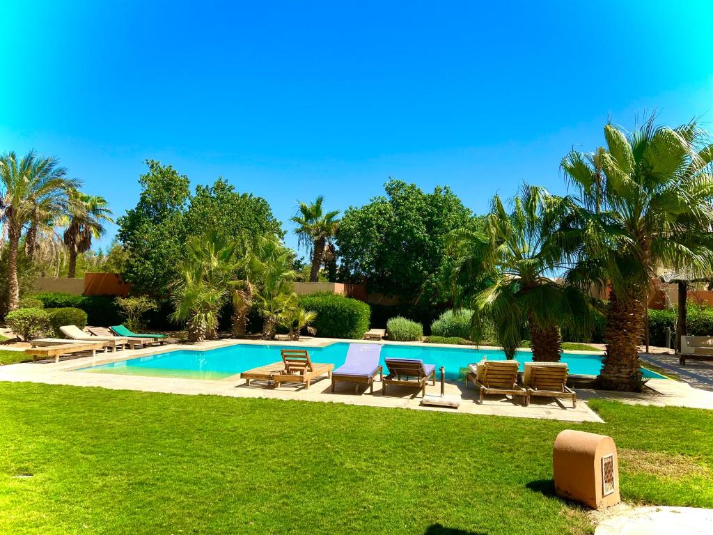 una piscina con tumbonas y sillas en un patio en South marina apartment MS10 Wi-Fi available en Hurghada