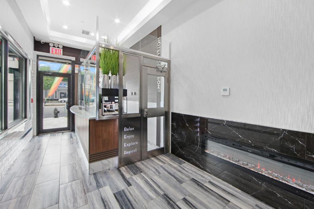 Kuchyň nebo kuchyňský kout v ubytování Hotel 365 Bronx - Yankee Stadium