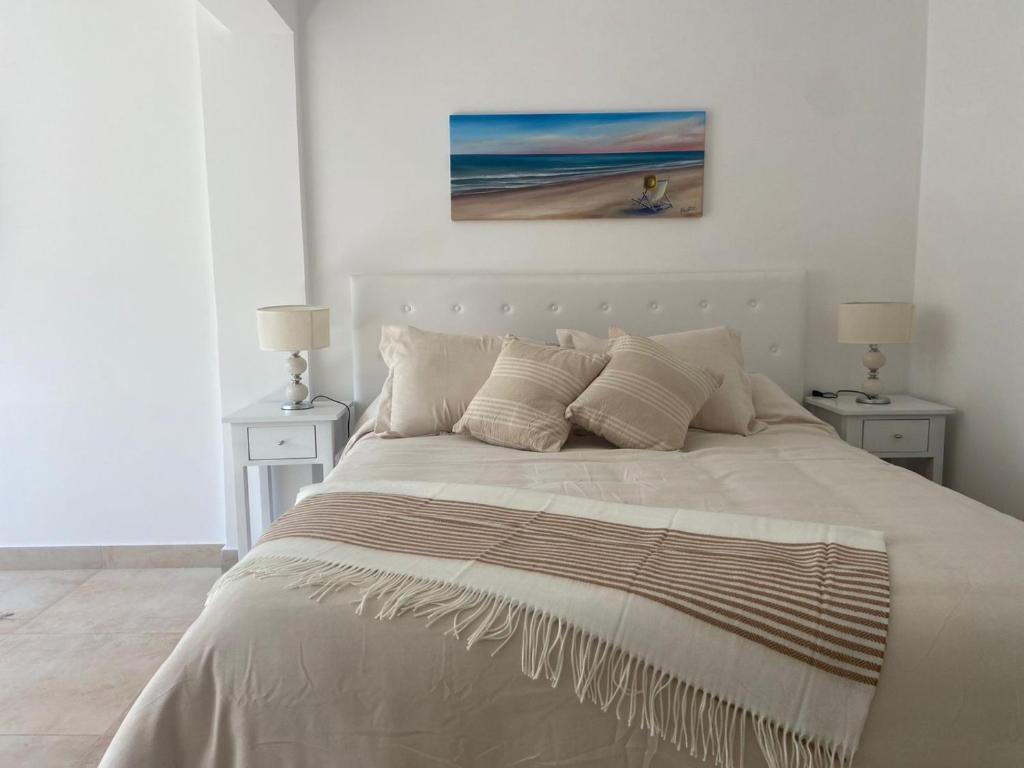een slaapkamer met een groot bed met 2 nachtkastjes bij A Departamento monoambiente a pasos del mar in Mar del Plata