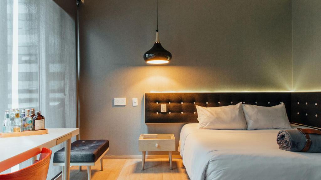 Ein Bett oder Betten in einem Zimmer der Unterkunft The Click Clack Hotel Bogotá