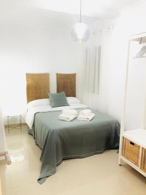 A bed or beds in a room at Nieves Viejas Apartamento Fresco con patio en Córdoba