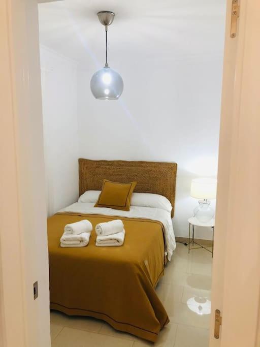 A bed or beds in a room at Nieves Viejas Apartamento Fresco con patio en Córdoba