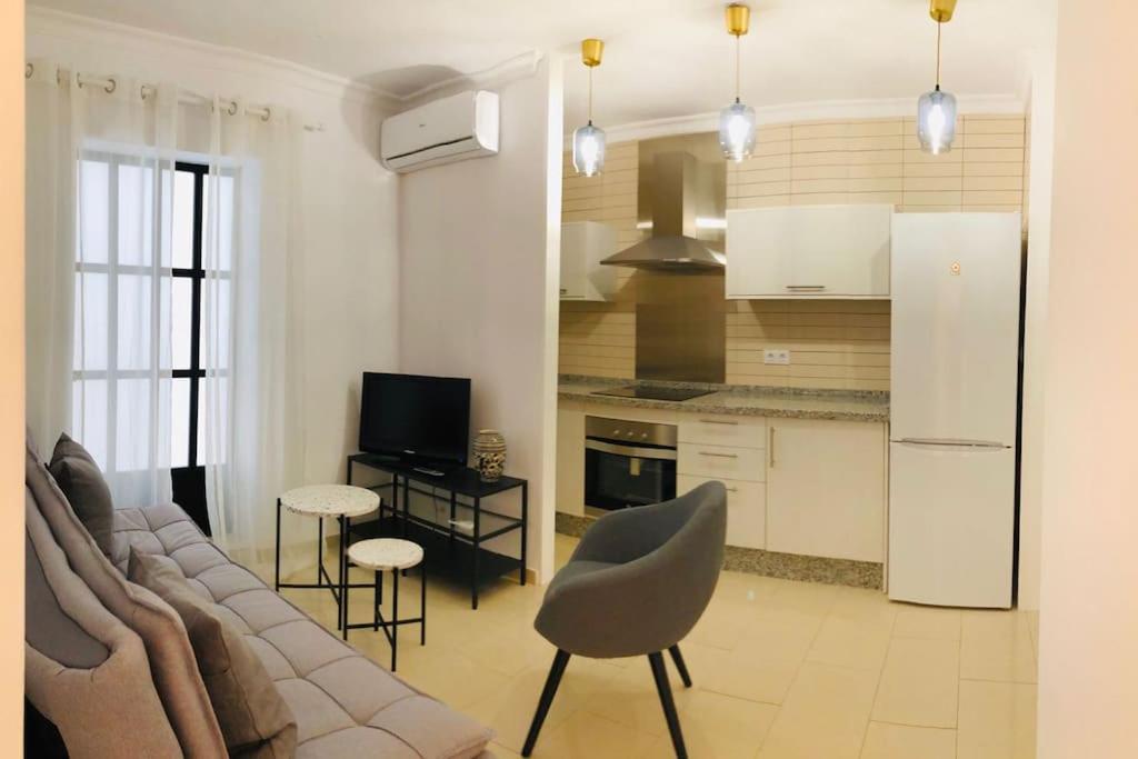 A kitchen or kitchenette at Nieves Viejas Apartamento Fresco con patio en Córdoba