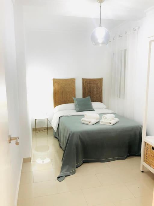A bed or beds in a room at Nieves Viejas Apartamento Fresco con patio en Córdoba
