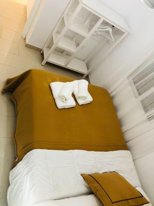 A bed or beds in a room at Nieves Viejas Apartamento Fresco con patio en Córdoba