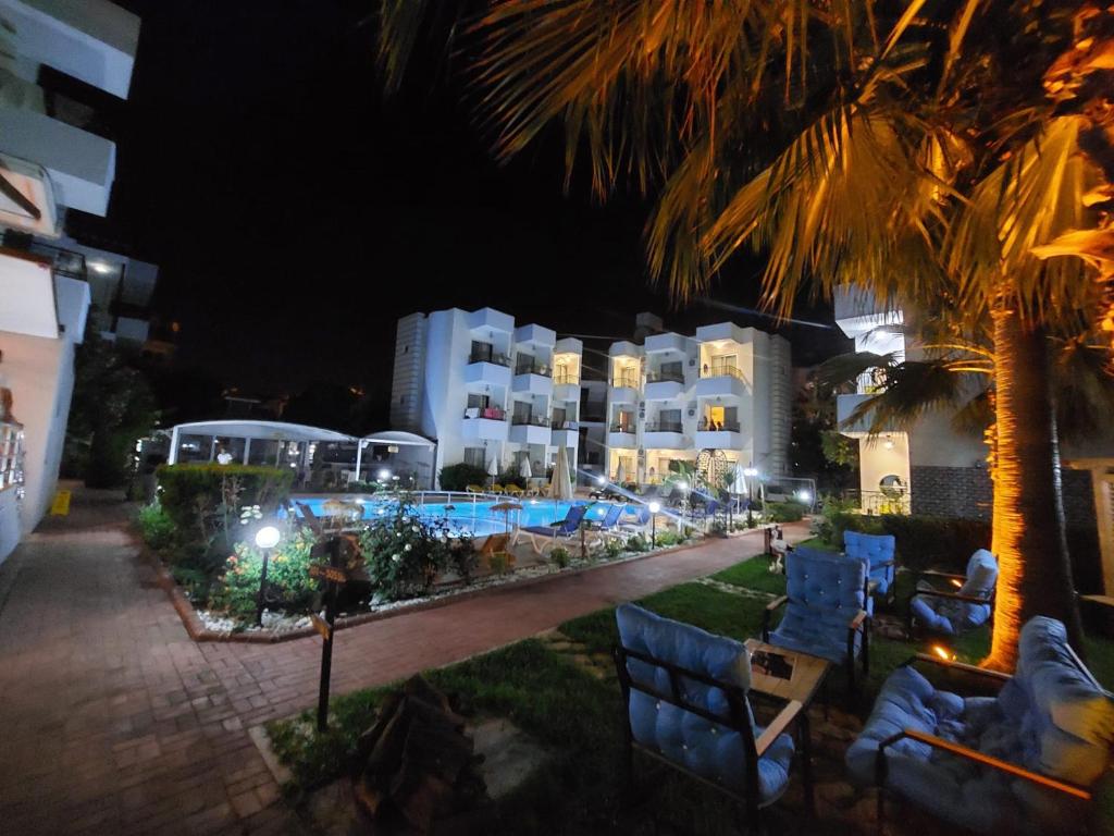 Bazén v ubytování Summer rose hotel nebo v jeho okolí