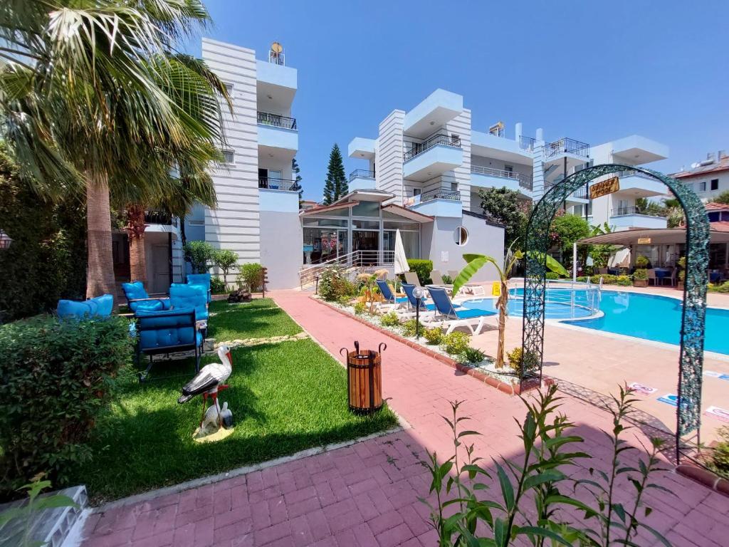 Bazén v ubytování Summer rose hotel nebo v jeho okolí