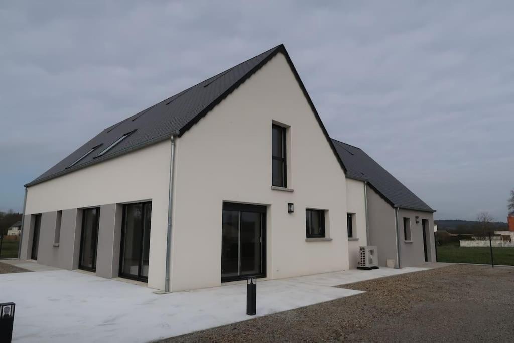 un edificio blanco con techo negro en La bollevilla, en Saint-Nicolas-de-Pierrepont