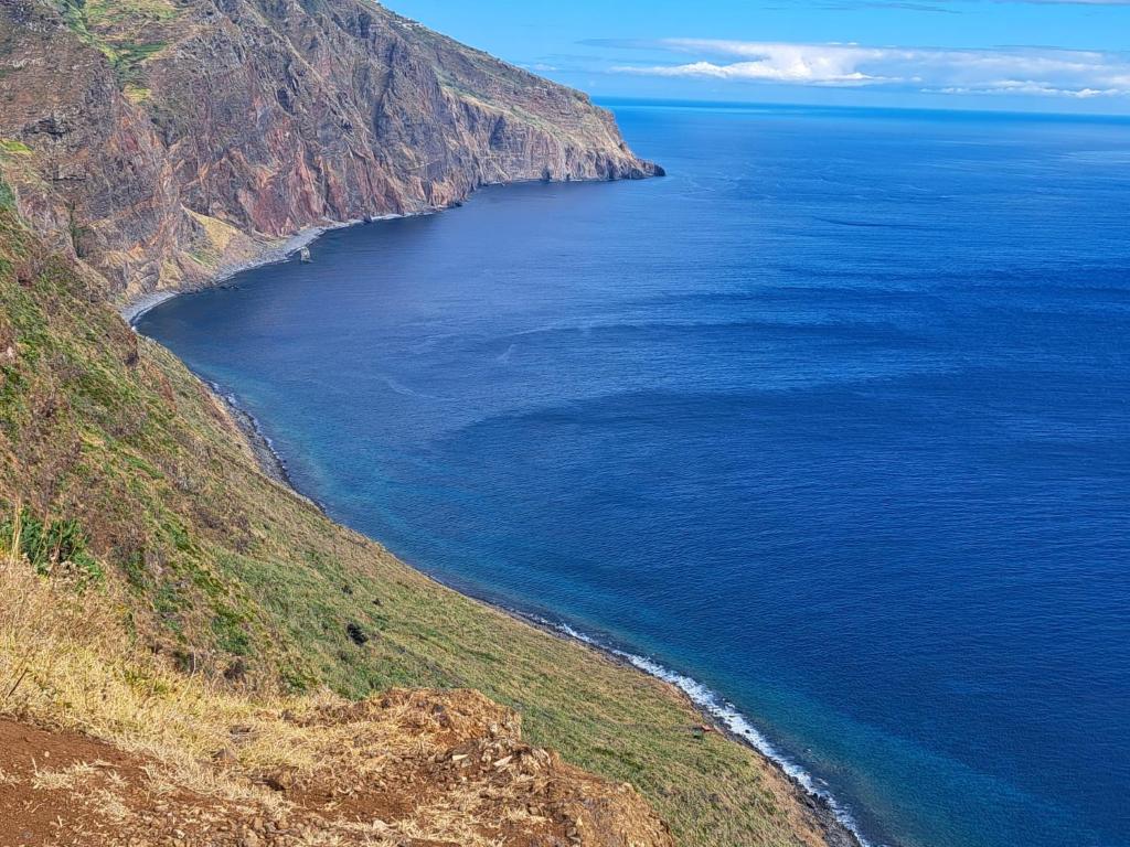 une vue aérienne sur l'océan depuis une montagne dans l'établissement Casa Bica do Cais - By the Sea, à Paul do Mar