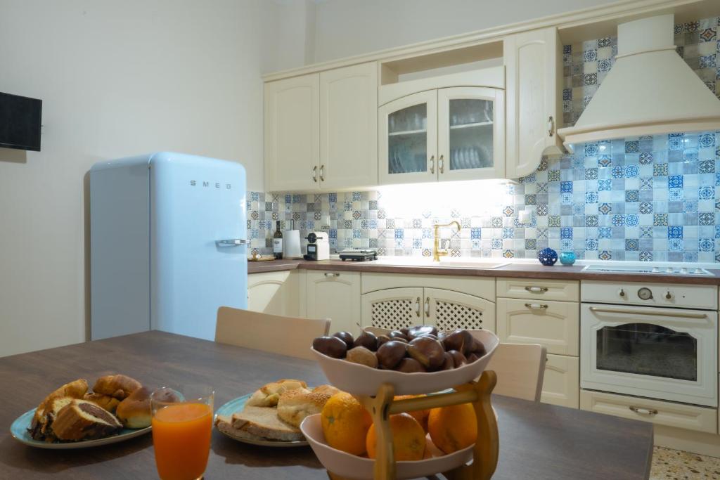 een keuken met een tafel en een fruitschaal bij Casa Nostra in Aridaía