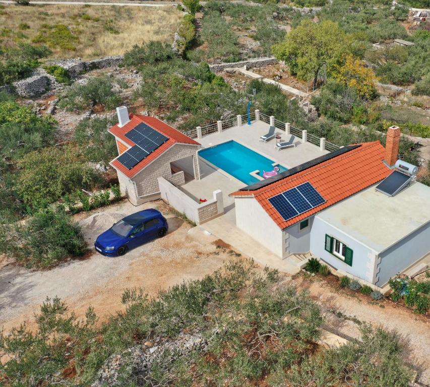 uma vista superior de uma casa com painéis solares no telhado em Villa LONGO em Supetar