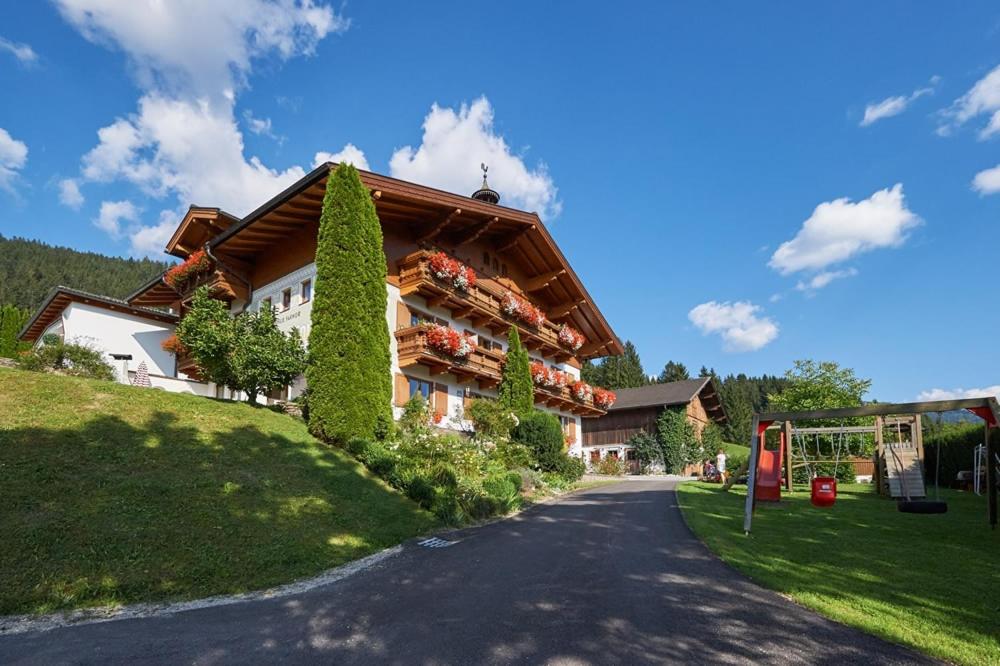 dom przy drodze w obiekcie Apartments Untersüßgut Eben w mieście Eben im Pongau