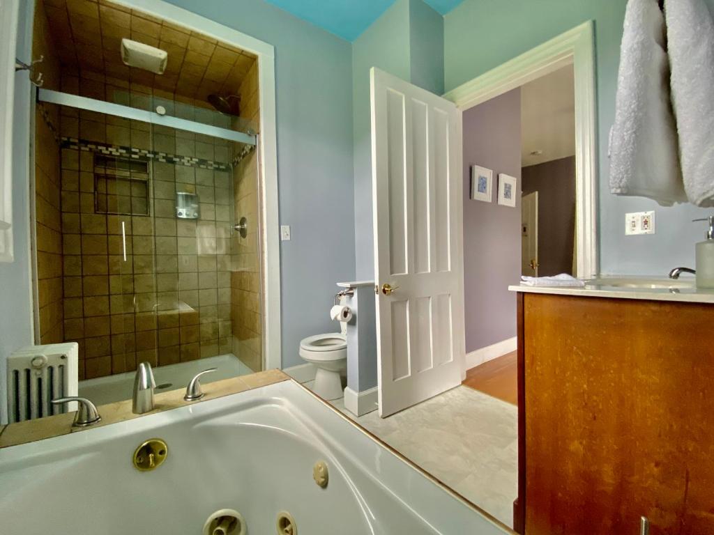 Bathroom, Victorian In Bloom