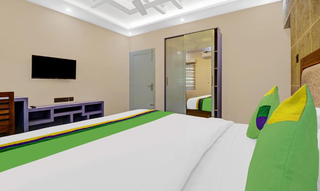 TV a/nebo společenská místnost v ubytování Treebo Pushpak Service Apartment