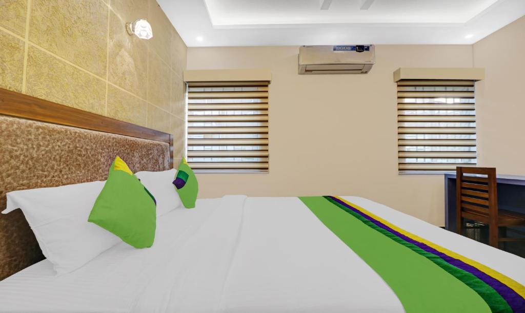 Postel nebo postele na pokoji v ubytování Treebo Pushpak Service Apartment