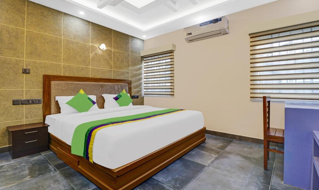 Postel nebo postele na pokoji v ubytování Treebo Pushpak Service Apartment