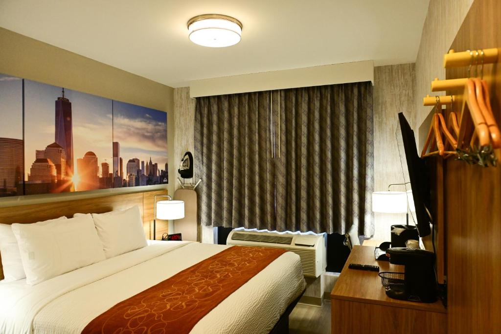 Postel nebo postele na pokoji v ubytování Days Inn by Wyndham Bronx NYC