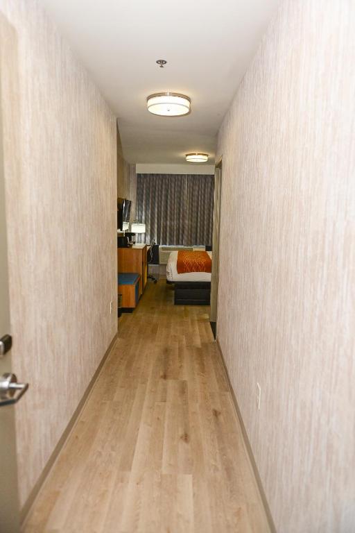 Postel nebo postele na pokoji v ubytování Days Inn by Wyndham Bronx NYC