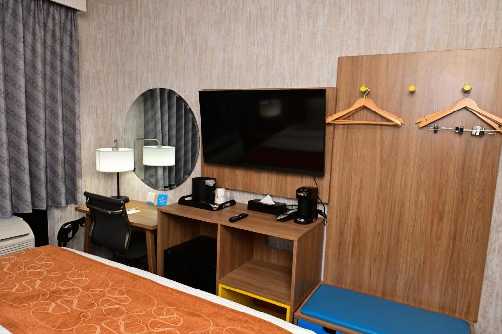 Postel nebo postele na pokoji v ubytování Days Inn by Wyndham Bronx NYC