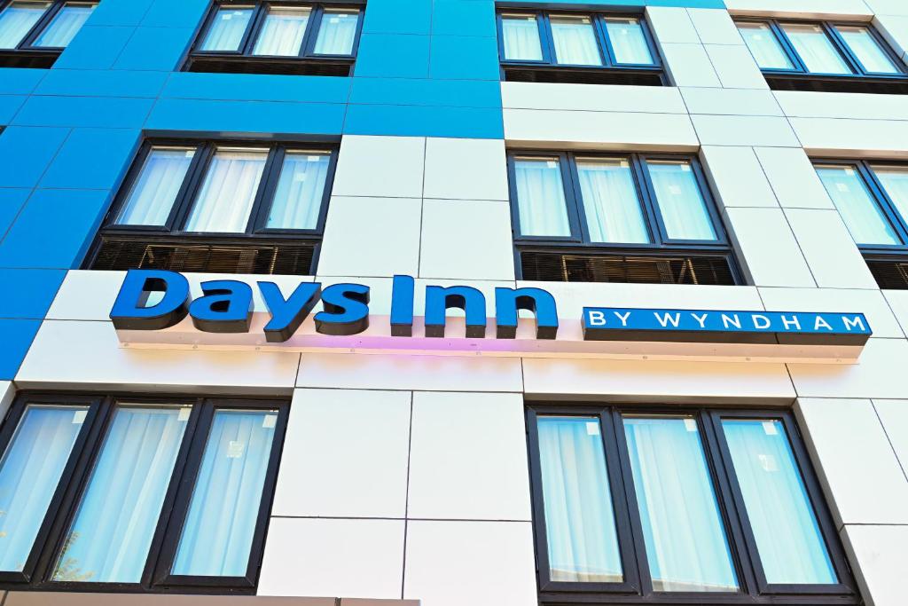 Certifikát, hodnocení, plakát nebo jiný dokument vystavený v ubytování Days Inn by Wyndham Bronx NYC