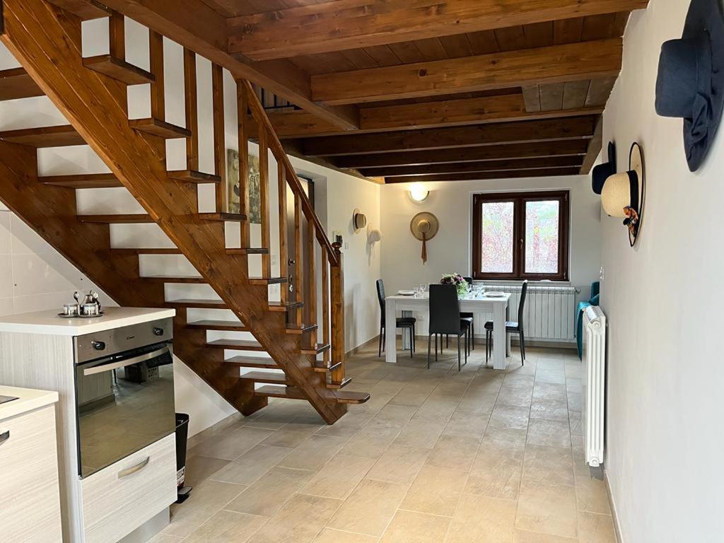 een keuken met een trap en een tafel met stoelen bij Deluxe 3 Bed Apartment, Near Picinisco, WiFi, Sleeps 6 in Villa Latina