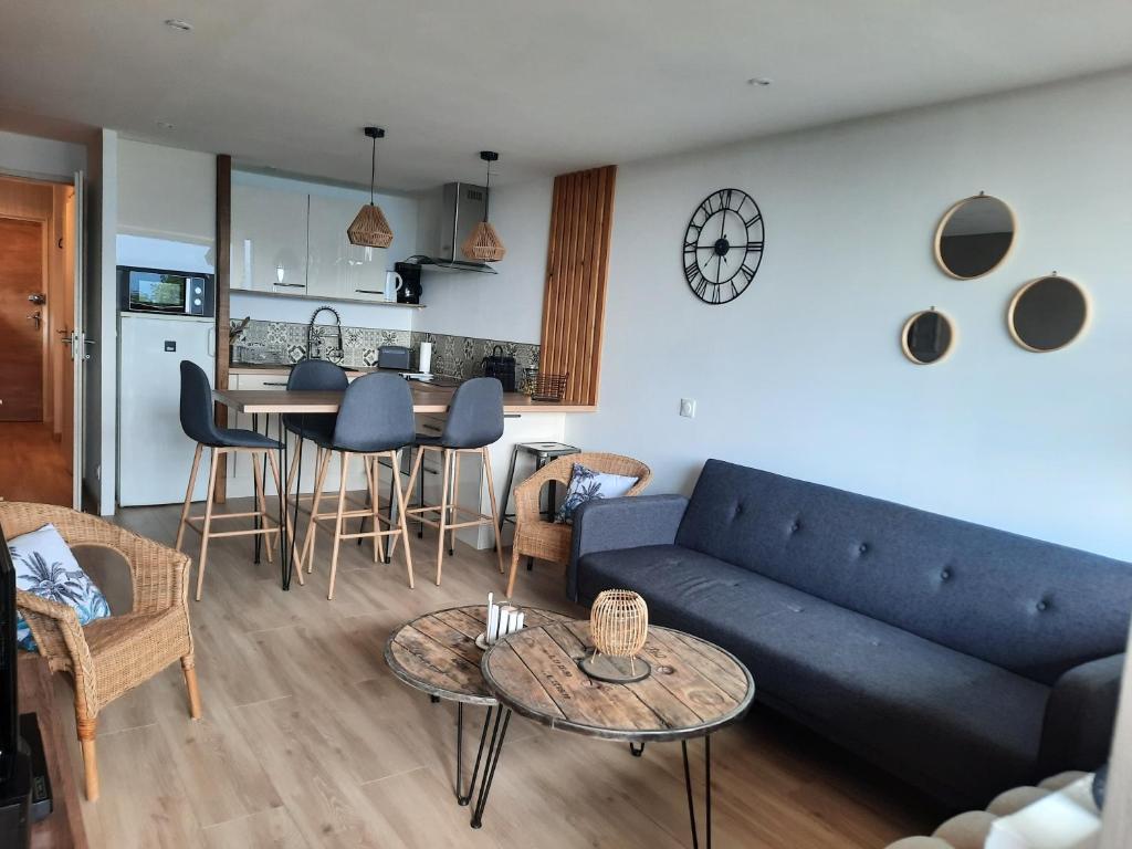 a living room with a couch and a table at SUPERBE APPARTEMENT REFAIT A NEUF avec garage in Orcières